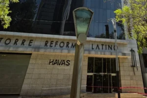 Mujer muere tras caer desde balcón en Torre Reforma Latino