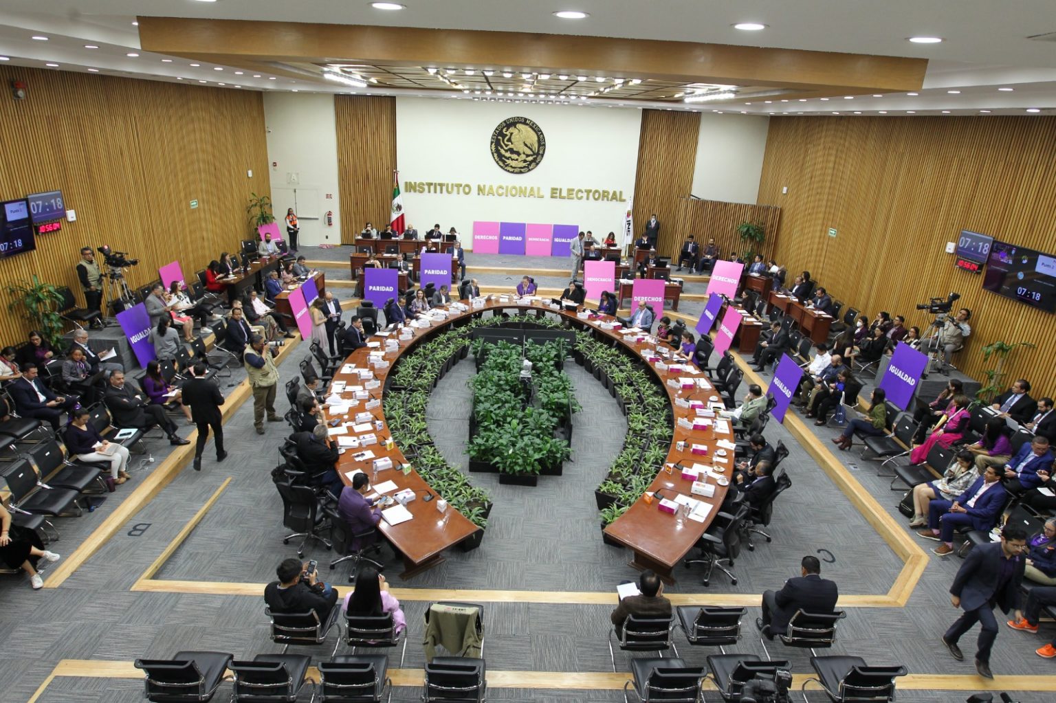 Aprueba Cámara de Diputados convocatoria para renovar tres consejeros del INE