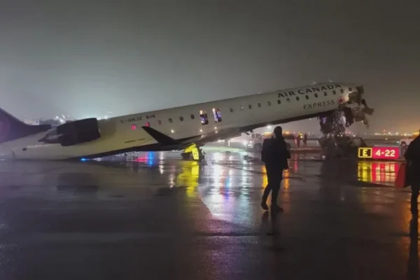 Accidente de Air Canada en LaGuardia deja dos pilotos muertos y más de 40 heridos