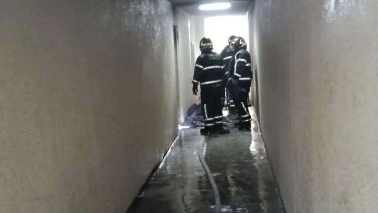 Evacuan a 25 personas tras incendio en edificio de la colonia Roma