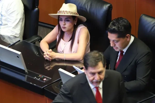 Grecia Quiroz califica de ‘grilla’ gritos de morenistas en el Senado durante su visita