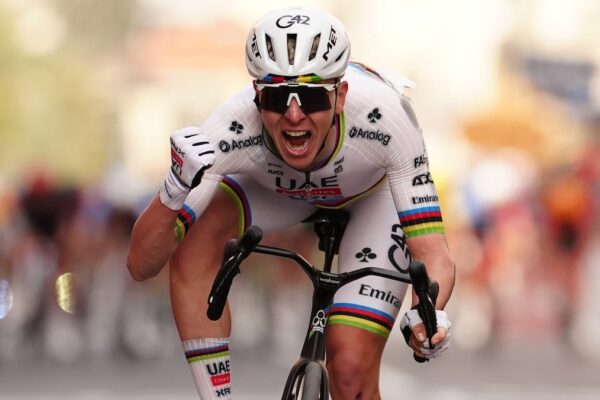 Pogacar gana la Milan-San Remo 2026 tras caida y con ayuda decisiva del mexicano Isaac del Toro