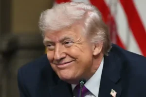 Trump designa a líderes tecnológicos para su consejo asesor y Melania Trump presenta androide en la Casa Blanca