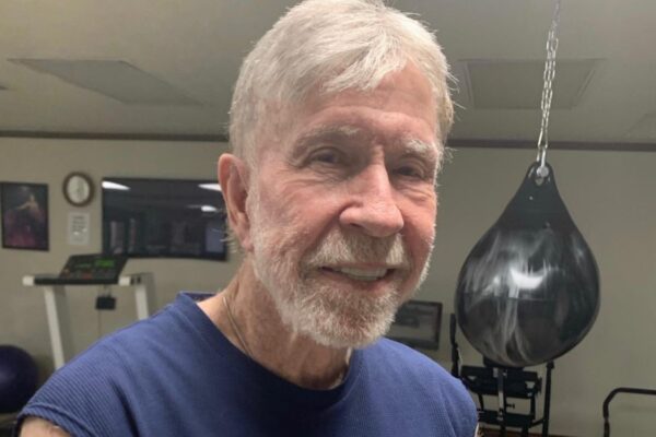 Hospitalizan a Stevie Young de AC/DC en Buenos Aires y a Chuck Norris en Hawái