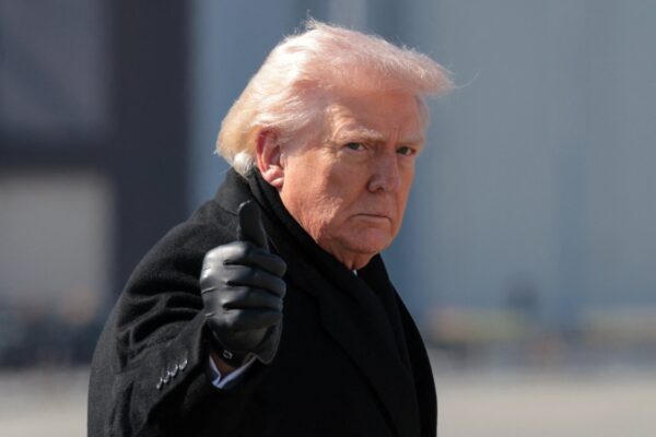 Trump amenaza con desplegar agentes del ICE en aeropuertos de EU este lunes