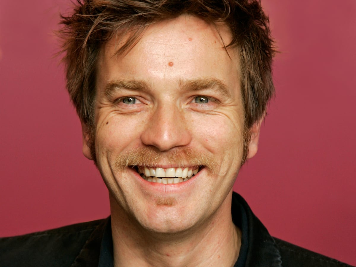 EL PAÍS publica recorrido fotográfico de Ewan McGregor por sus 55 años