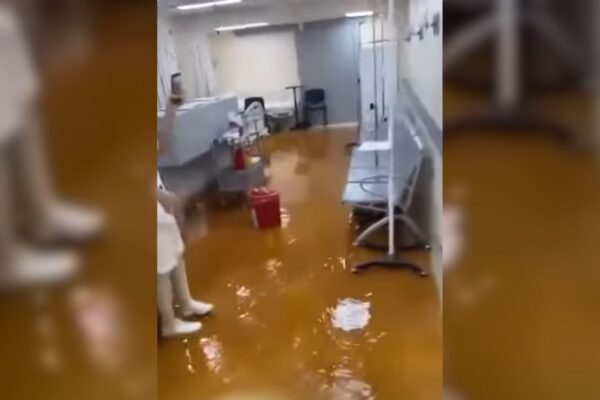 Ruptura de tubería provoca inundación en Clínica Hospital del ISSSTE en Gómez Palacio