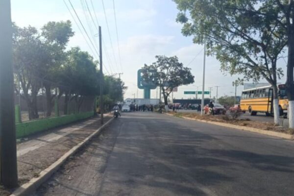 Agricultores bloquean autopista en Tecomán para exigir localización de productor desaparecido