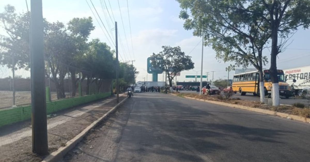 Agricultores bloquean autopista en Tecomán para exigir localización de productor desaparecido