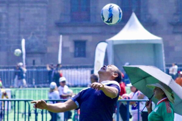 La CDMX logra Récord Guinness con la clase de fútbol más grande del mundo en el Zócalo