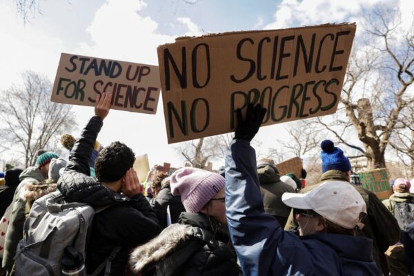 Europa lanza programas para atraer científicos estadounidenses ante políticas de Trump