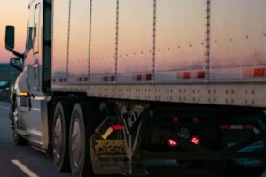 Rescatan 229 migrantes, incluidos 17 menores, en tráiler asegurado en Veracruz