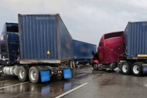 Choque de tráileres en Autopista México-Querétaro genera caos vial con más de siete horas de retraso