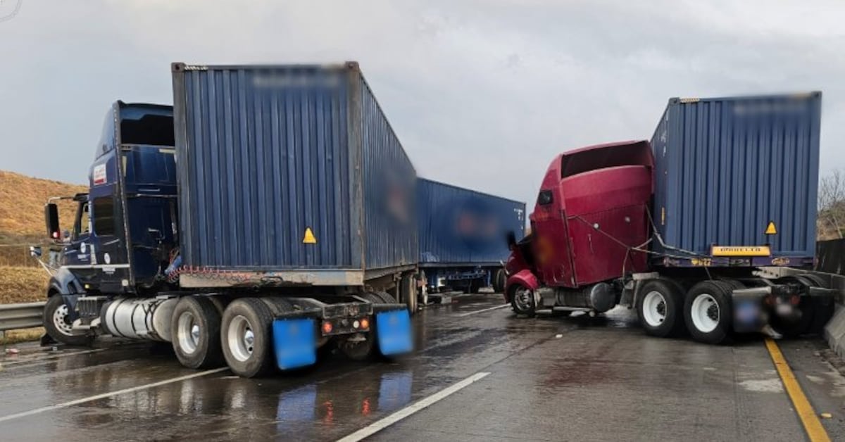 Choque de tráileres en Autopista México-Querétaro genera caos vial con más de siete horas de retraso