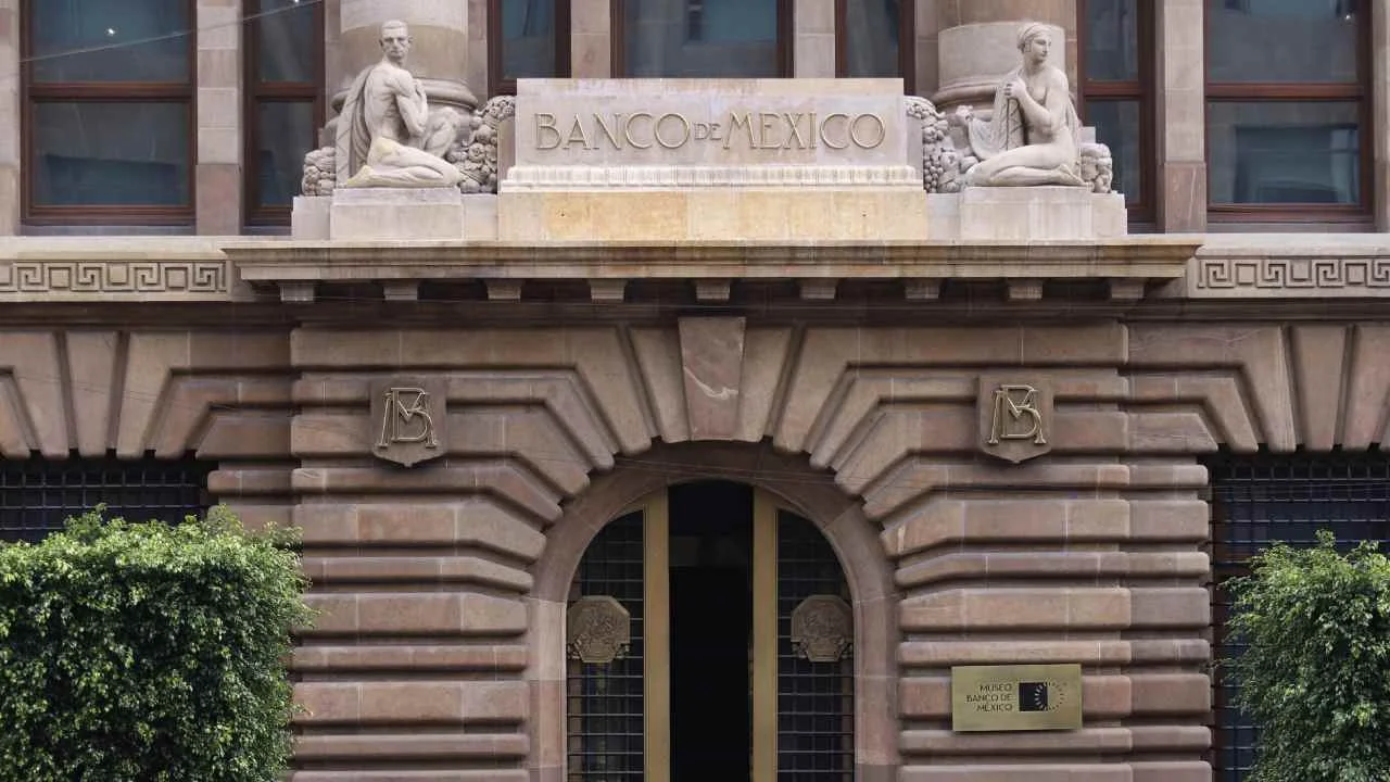 Banxico recorta tasa de interés pese a repunte inflacionario y división interna