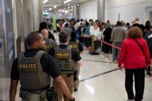 Trump despliega agentes de ICE en aeropuertos de EE.UU. por crisis de TSA tras cierre del gobierno