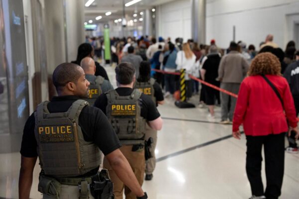 Trump despliega agentes de ICE en aeropuertos de EE.UU. por crisis de TSA tras cierre del gobierno