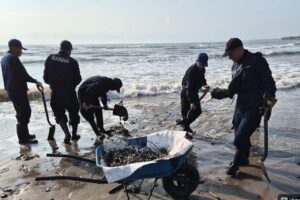 Gobierno despliega miles de elementos para limpiar derrame en el Golfo; persisten dudas sobre origen y magnitud real