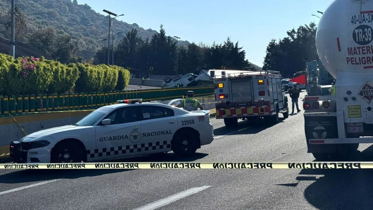 Volcadura de tráiler deja un muerto y tres lesionados en autopista México-Cuernavaca