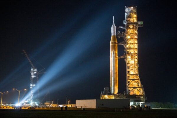 NASA despliega cohete SLS en Cabo Cañaveral para la misión Artemis 2