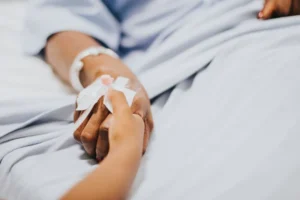 Joven de 25 años recibe eutanasia en España tras batalla legal de casi dos años con su padre