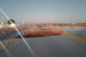 Motociclista fallece tras caer en socavón de carretera y canal en Matamoros