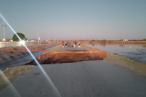 Motociclista fallece tras caer en socavón de carretera y canal en Matamoros