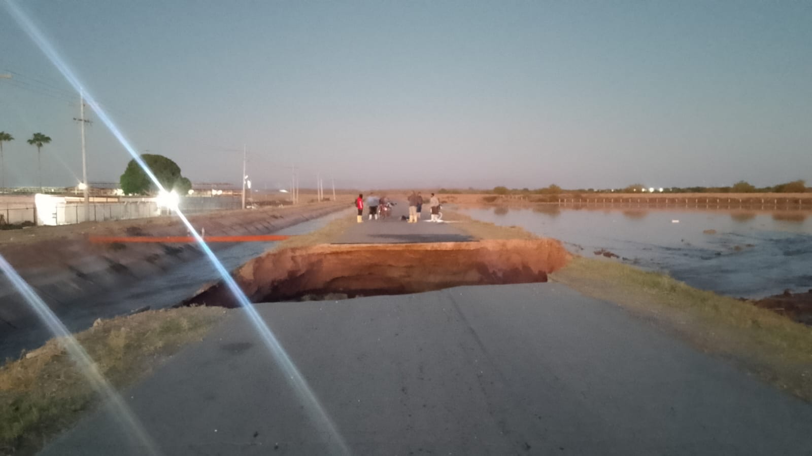Motociclista fallece tras caer en socavón de carretera y canal en Matamoros