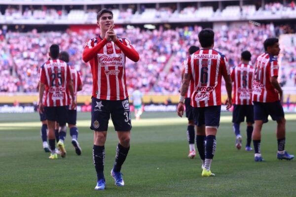 Chivas golea 3-0 a Santos Laguna con doblete de ‘Hormiga’ González en el Akron