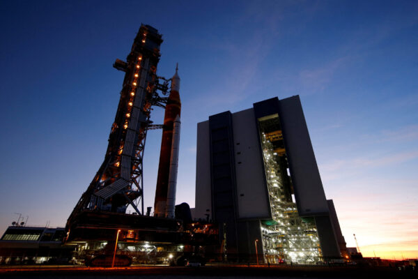 NASA anuncia plan de 20,000 mdd para base lunar permanente y alunizajes semestrales