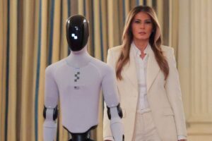 Melania Trump presenta robot humanoide en cumbre educativa en la Casa Blanca