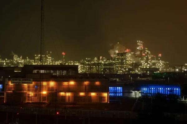 Deja 5 muertos incendio en Refinería Dos Bocas