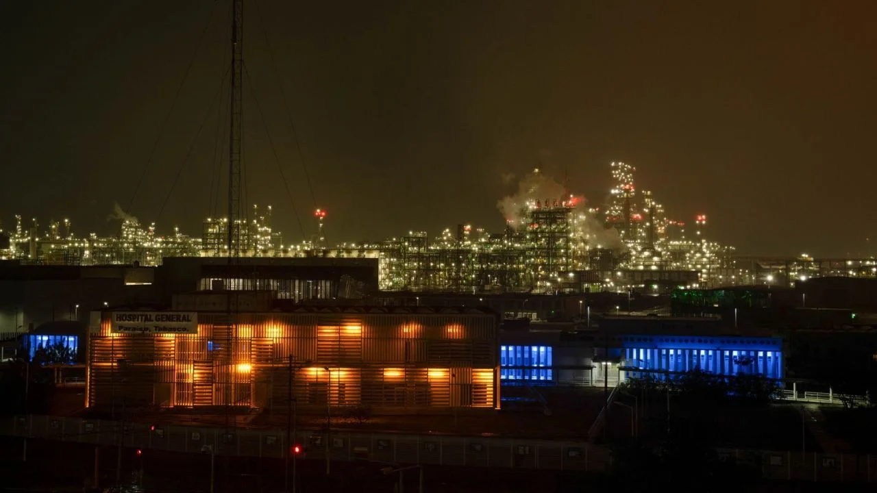 Deja 5 muertos incendio en Refinería Dos Bocas