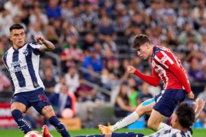 Chivas vence 3-2 a Rayados y se consolida como líder del Clausura 2026