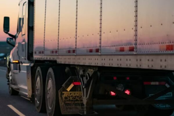 Rescatan 229 migrantes hacinados en tráiler en Xalapa, Veracruz