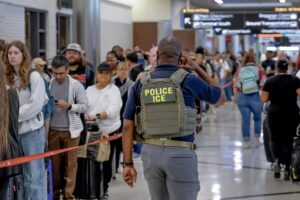 Escasez de personal y ausentismo colapsan aeropuertos de Estados Unidos