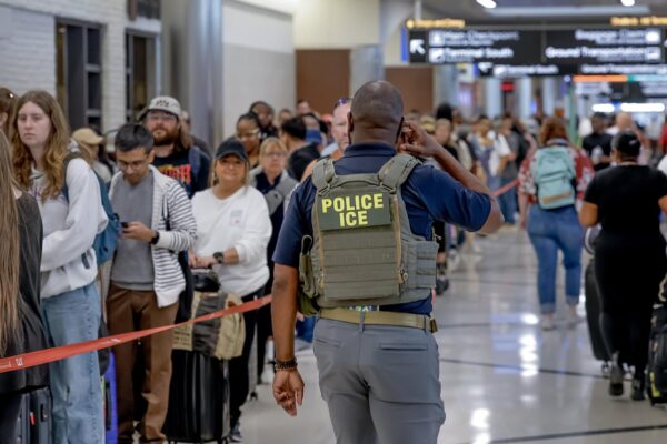 Escasez de personal y ausentismo colapsan aeropuertos de Estados Unidos