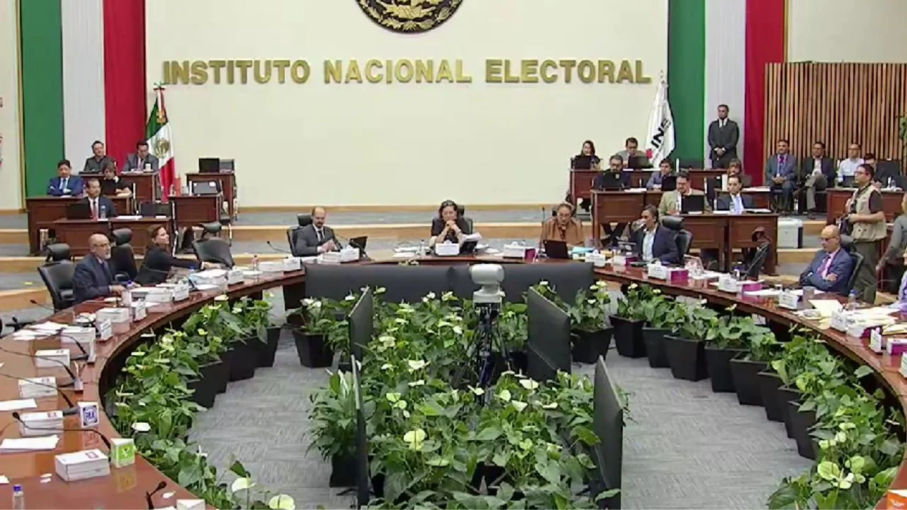 Consejeros salientes del INE denuncian venganza política en su última sesión