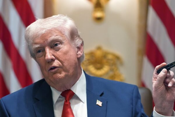 Trump amenaza a Iran con destruir infraestructura critica; Espania cierra espacio aereo