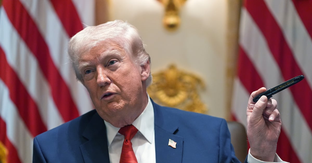 Trump amenaza a Iran con destruir infraestructura critica; Espania cierra espacio aereo