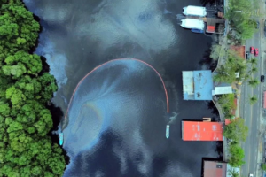 Reportan derrame de hidrocarburos en Paraíso tras incendio en refinería Dos Bocas