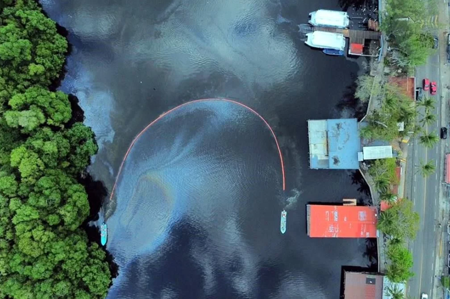 Reportan derrame de hidrocarburos en Paraíso tras incendio en refinería Dos Bocas