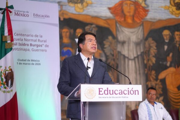 Gobierno solicita expertos de la ONU para investigar caso Ayotzinapa mientras la Normal celebra su centenario