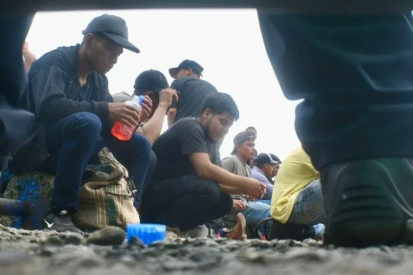 Rescatan a 250 migrantes hacinados en tráiler en corralón de Xalapa