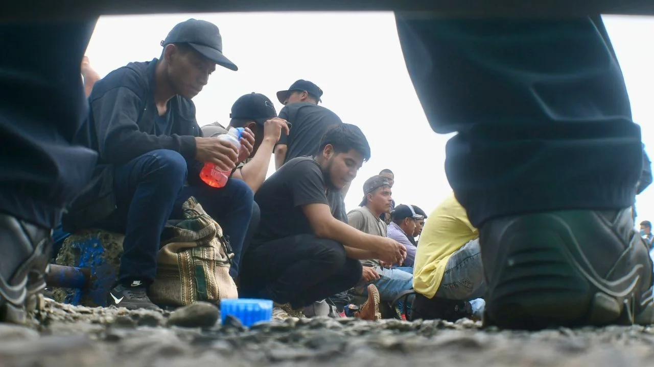 Rescatan a 250 migrantes hacinados en tráiler en corralón de Xalapa