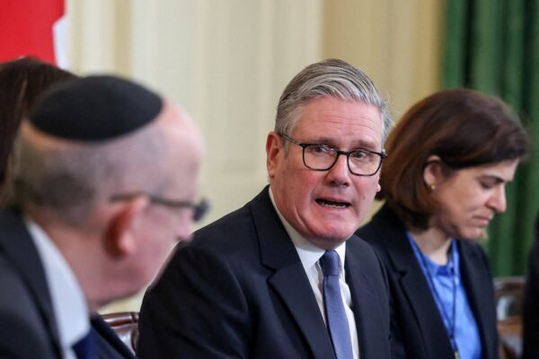 Trump anuncia tregua con Irán; Teherán desmiente contactos y continúa ataques