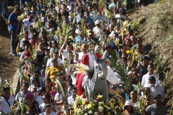 Papa León XIV llama a deponer las armas en Medio Oriente durante misa de Domingo de Ramos