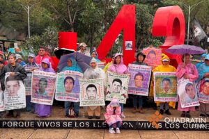 Padres de los 43 aceptan peritaje argentino a restos óseos; reportan fractura en estrategia de marchas
