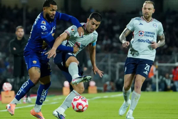 Cruz Azul y Pumas empatan 2-2 en el Olímpico Universitario