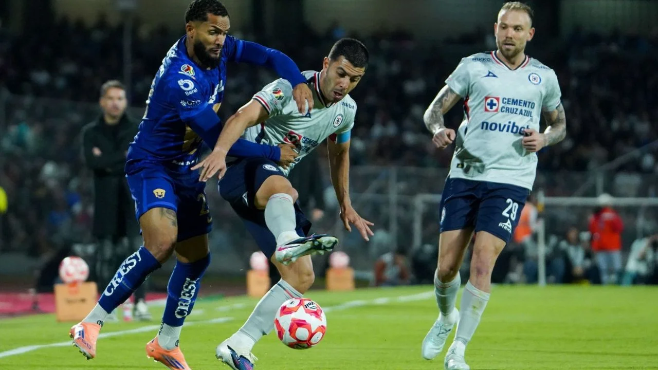 Cruz Azul y Pumas empatan 2-2 en el Olímpico Universitario